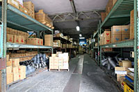 東京配送センター倉庫内。全国へ大和バルブの製品をお届けします。